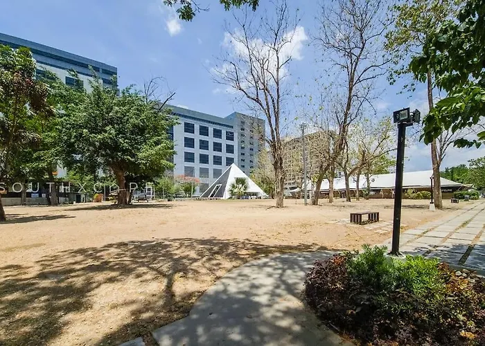 Holiday home Whole 3br Furnished Townhouse Near It Park With Parking, Fast Wifi, Netflix And