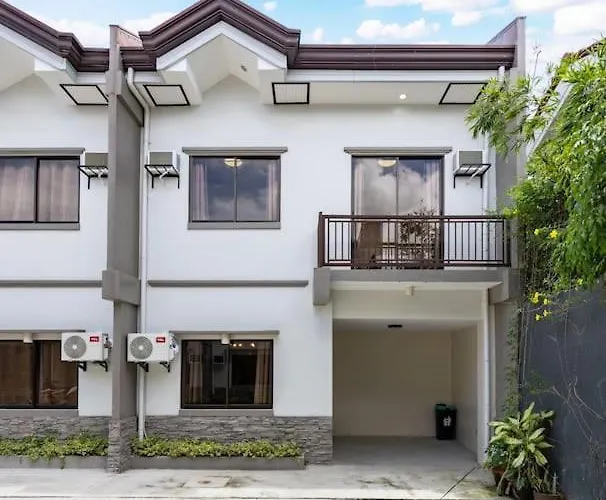 Holiday home Whole 3br Furnished Townhouse Near It Park With Parking, Fast Wifi, Netflix And